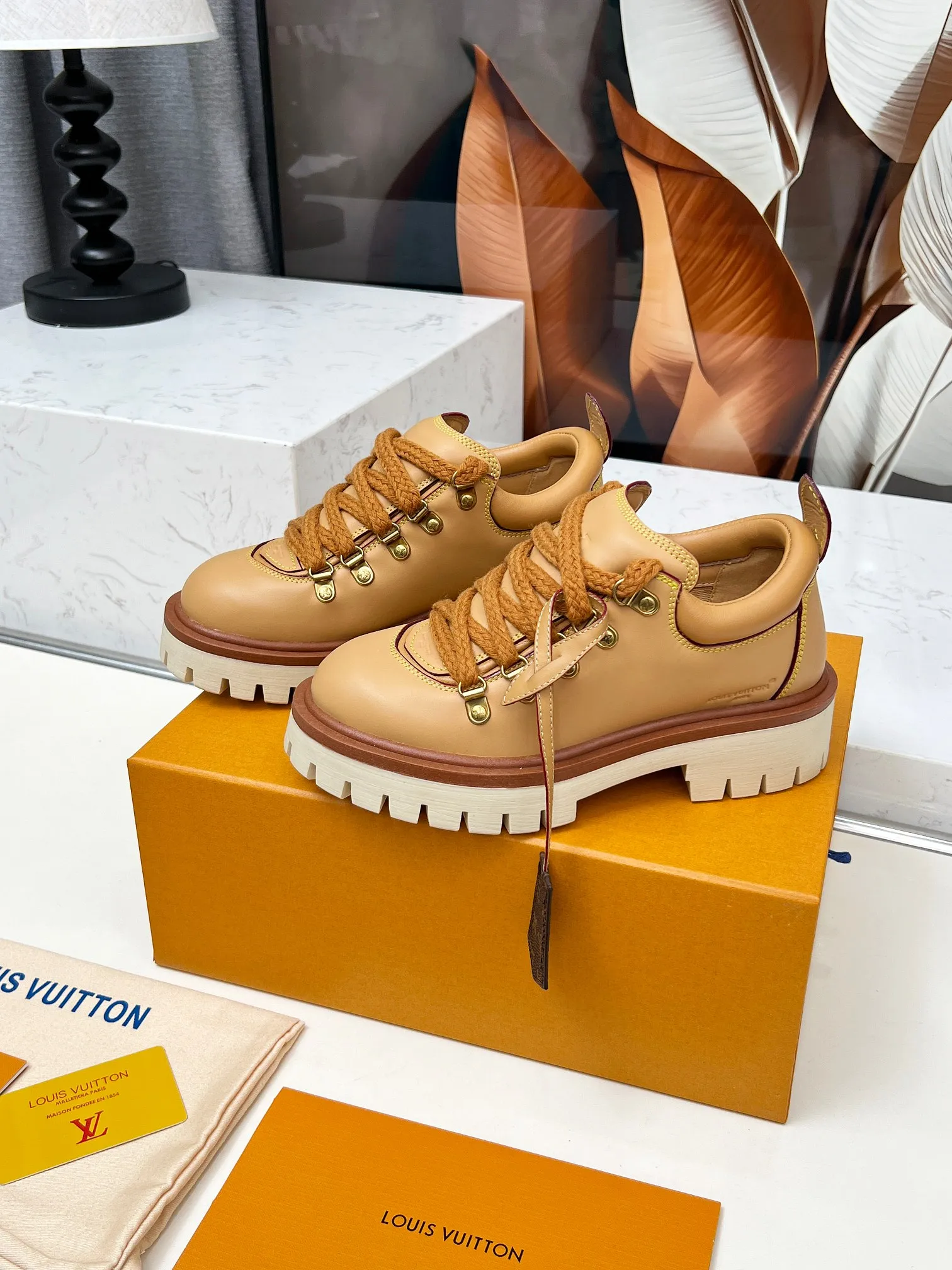 p660💰"Couple Style" LV Louis Vuitton's 2025 autumn and winter new style, developed one-to-one from the original version, retro fashionable, handsome and cool mountaineering derby shoes are now available.  Material: Imported first-layer cowhide Lining: Imported lambskin Outsole: Original molded TR non-slip outsole Sole height: 3.5cm Shoe size: Same style for men and women 35-45